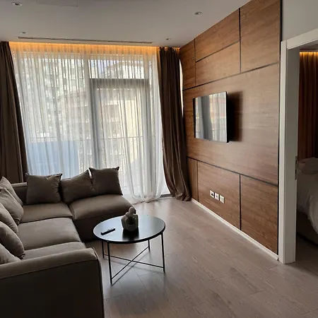 Luxe Living Lakescape Suite - Lake View Residences Apartment